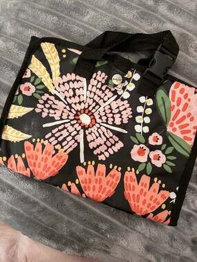 Thirty-One Hanging Traveler Case in Pretty Blooms Pattern